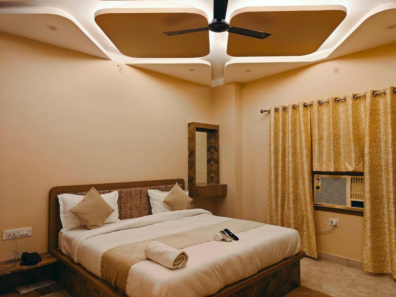 Hotel The Pushpraj พาราณสี ภายนอก รูปภาพ