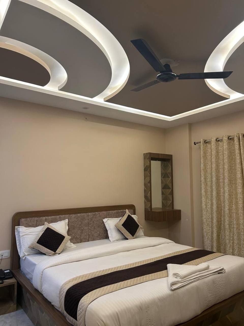 Hotel The Pushpraj พาราณสี ภายนอก รูปภาพ