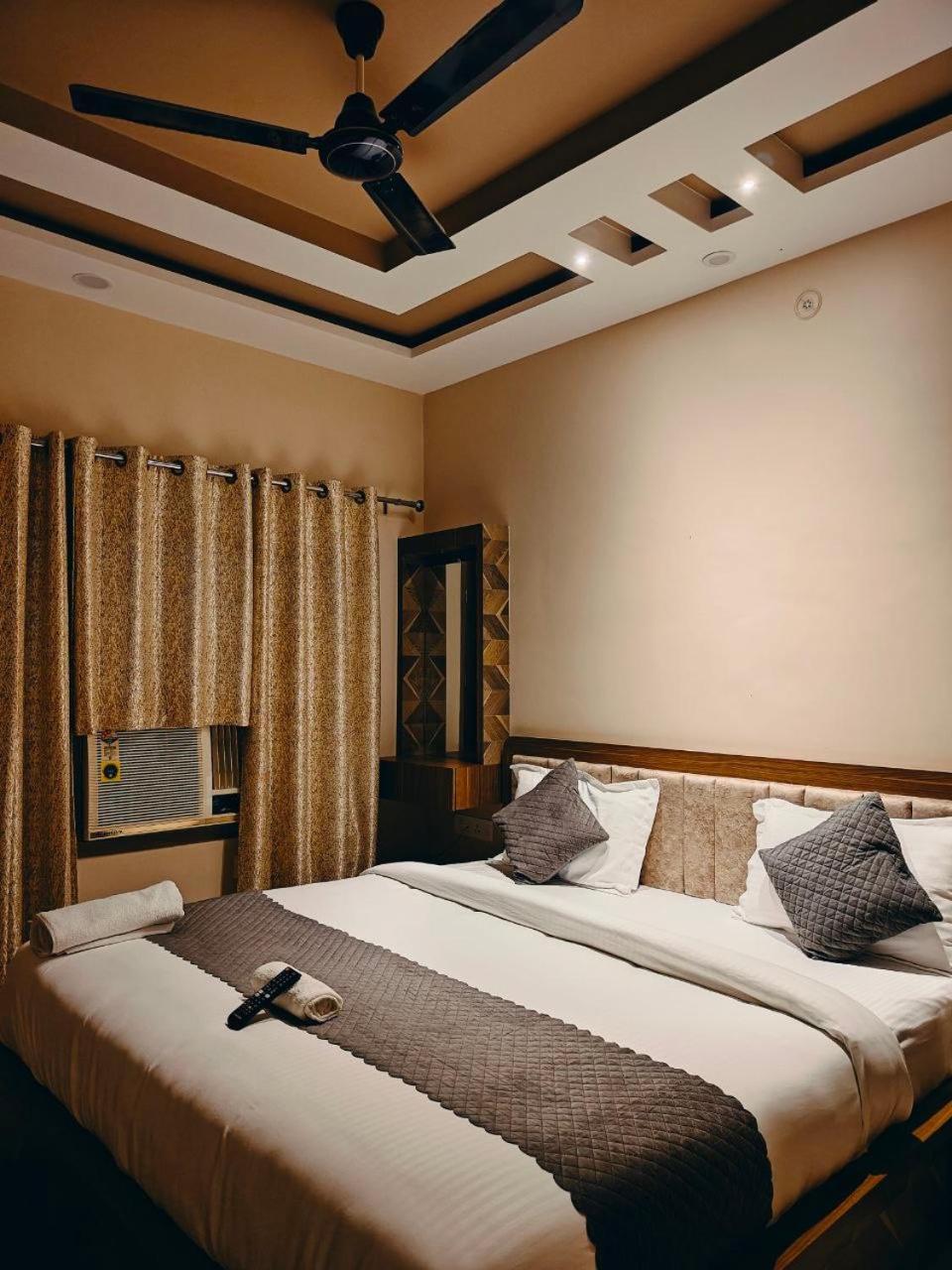 Hotel The Pushpraj พาราณสี ภายนอก รูปภาพ